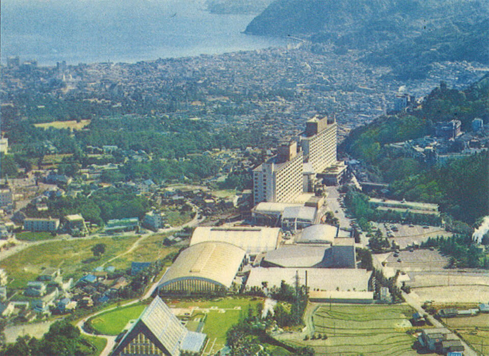 1975年当時の外観(右奥から本館・中館・Hana館)