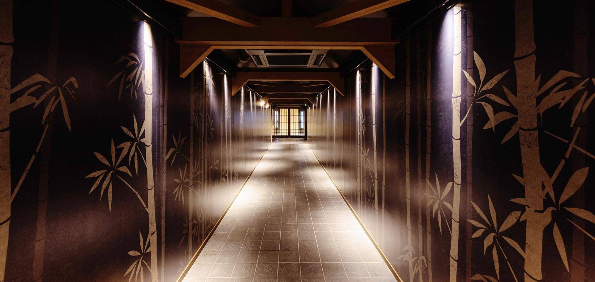 棚湯への渡り廊下は別府公園の竹林をモチーフにした和のデザインに。温泉へ向かう期待感を演出します。
