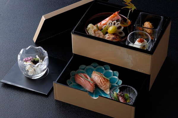 《箱前菜》重箱に彩り豊かに盛り付けたお食事の幕開けを告げる前菜。