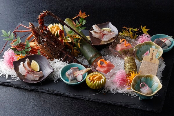 《御造り》美しさと躍動感を意識した盛り付け。旬の魚介をご提供します。<br />
※写真は2人前です。