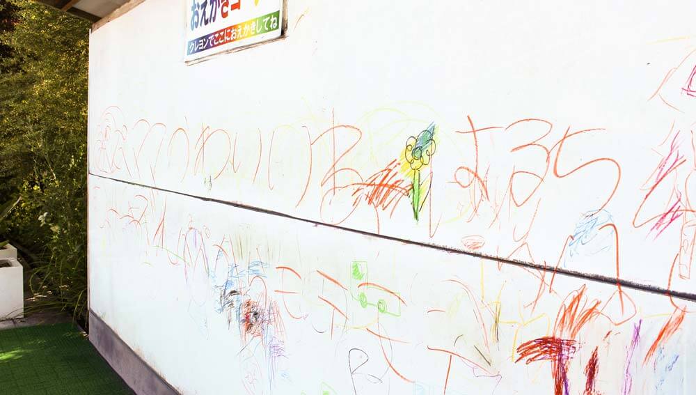 遊び心いっぱい、落書きできるタイル<br />
水で消えるクレヨンで自由に落書きできるお絵描きコーナーも。お子さまといっしょに絵を描いたり、童心に返って落書きをしたり、遊び心いっぱいに楽しんでください。