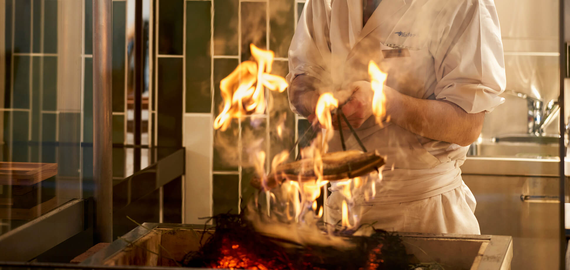 季節のお魚を目の前で焼き上げる