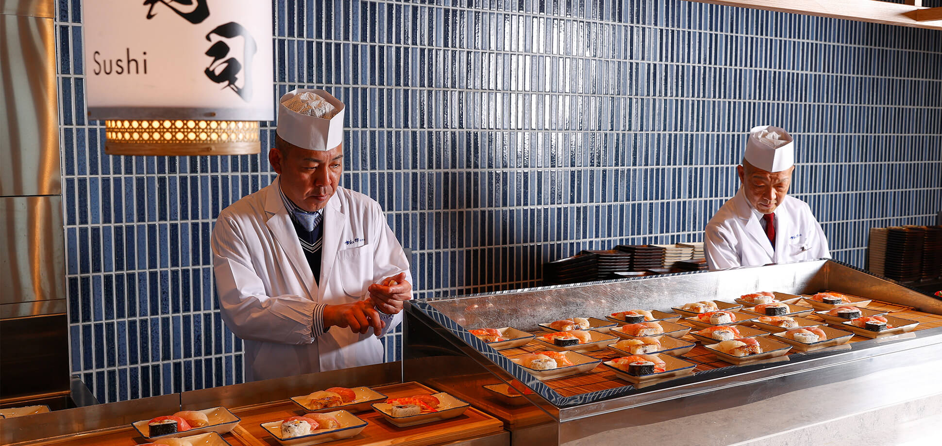 お寿司コーナーでは料理人が握りたてをご提供